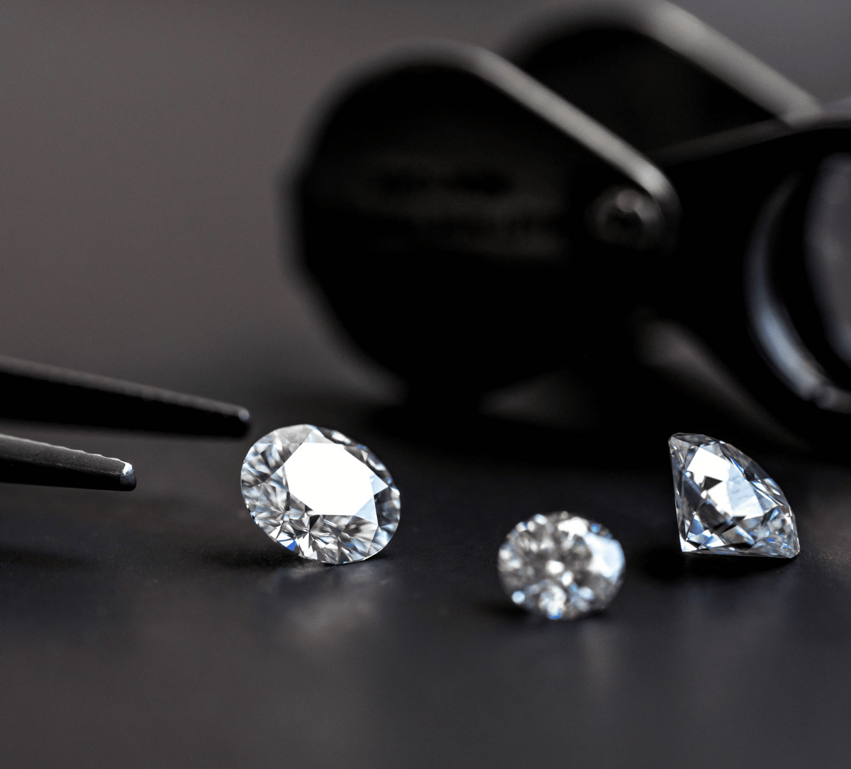 Silvadi jewelry concierge consulting with a client about a custom engagement ring